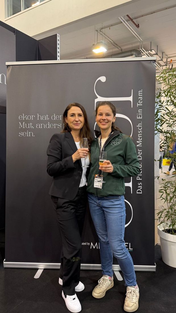 Sinah Schäfer mit Karin Apel vor dem Ekor-Aufsteller
